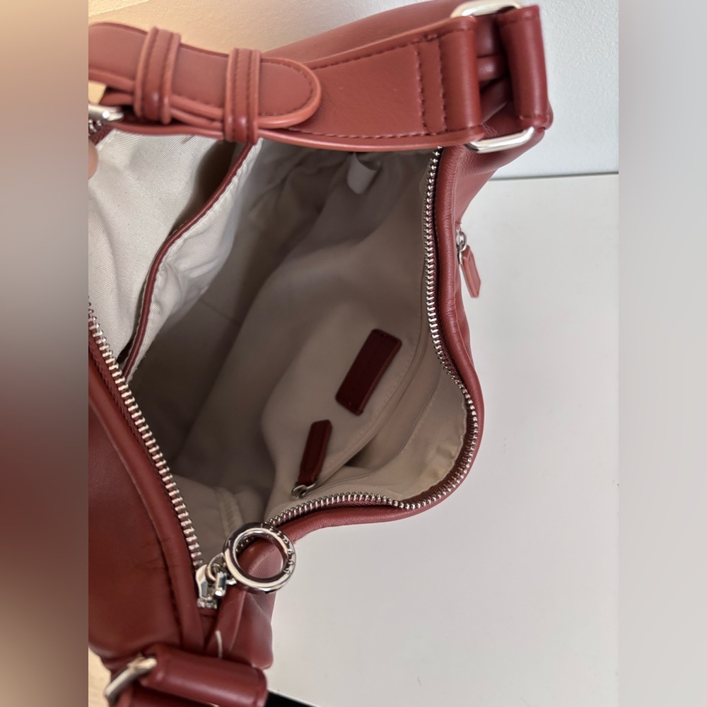 Bugatti Elegant Brown Leather Shoulder Bag - Picture 9 of 9